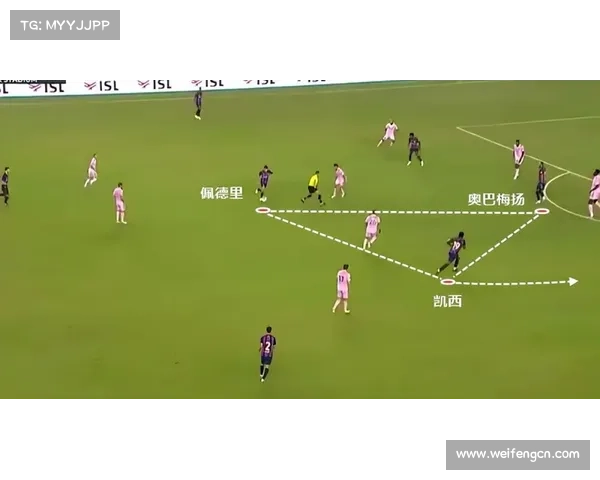 捷克前锋希季尔全方位解析展现进攻技巧与战术智慧 捷克前锋希季尔全方位解析展现进攻技巧与战术智慧